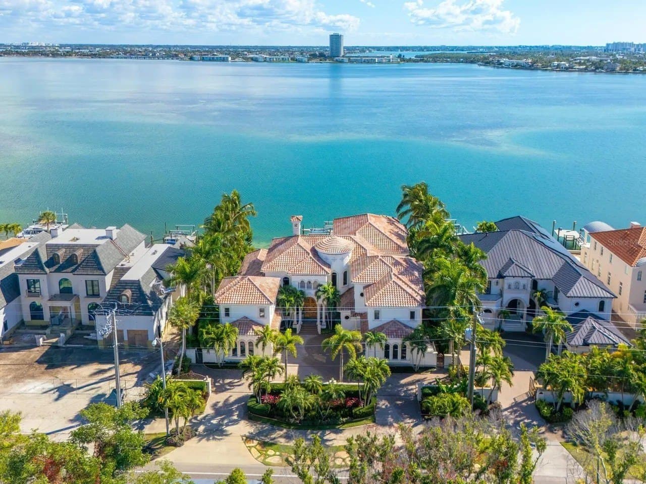 Lujo en Florida: Guru de riqueza apuesta $13 millones en mansión vecin